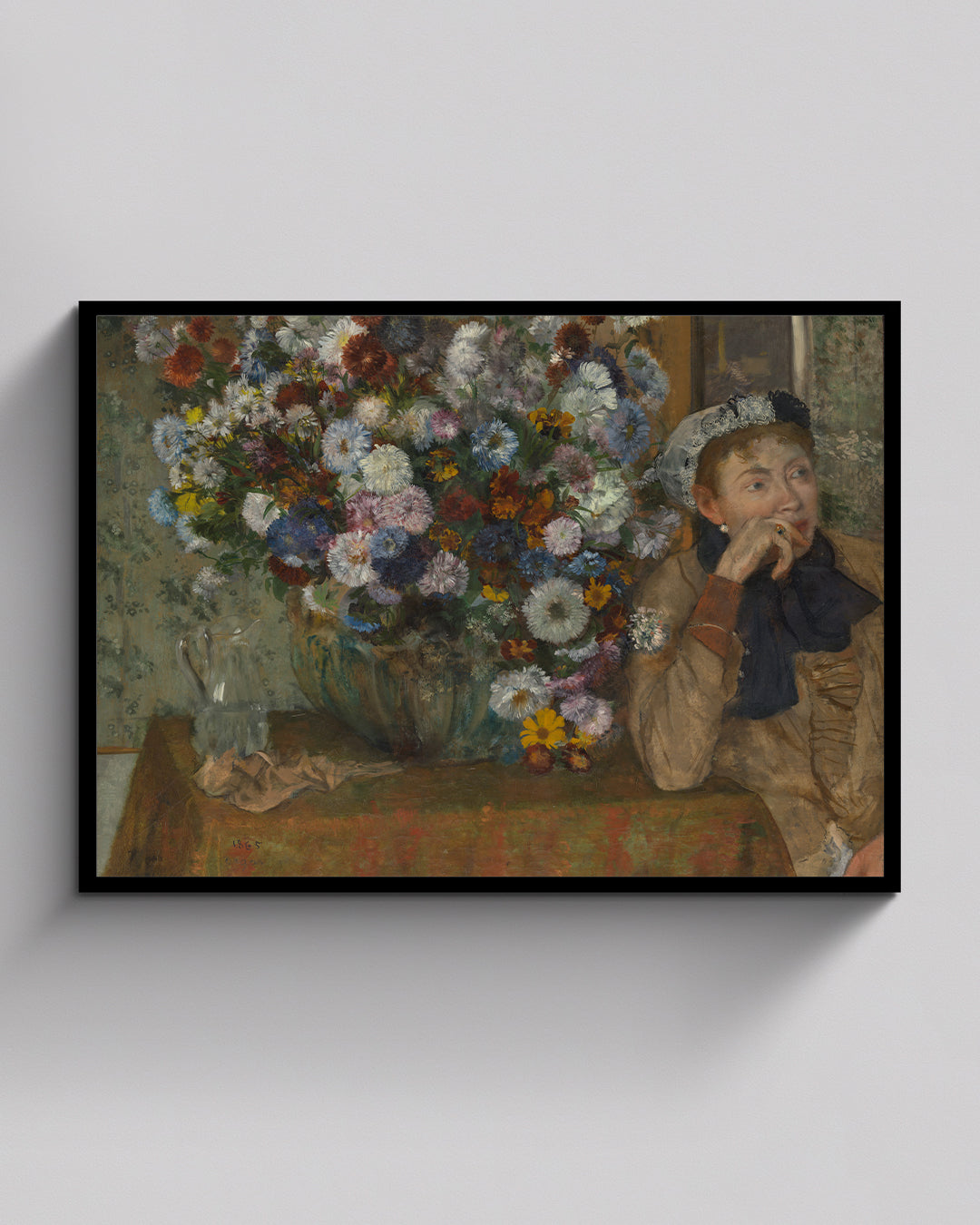 Eine Frau, die neben einer Blumenvase sitzt