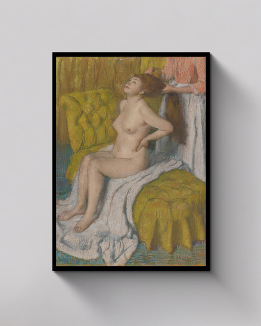 Frau kämmt sich die Haare